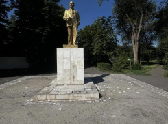 Вандалы повредили памятник Ленину в сквере «Юность»: полиция ищет свидетелей