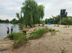 «Уборка производится пять раз в неделю»: об уборке территории городского пляжа рассказал глава администрации