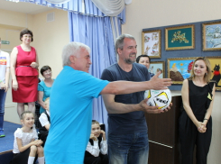 Футболист Евгений Ловчев подарил воспитанникам интерната VI вида мяч с автографами ветеранов «Спартака»