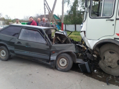 В Морозовске ВАЗ столкнулся с автобусом