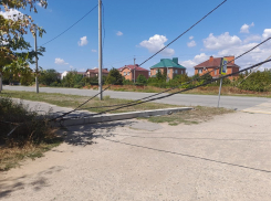 В новой части Волгодонска рухнул столб с проводами под напряжением 