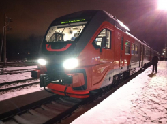 Пригородный поезд из Ростова целую неделю будет приходить в Волгодонск с опозданием