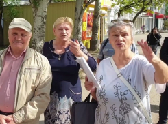 «Позор!»: пенсионеры Волгодонска протестуют и требуют вмешательства властей в провальную работу теплосетей