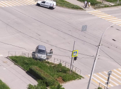 «Волгодончанка въехала в забор на перекрестке»: очевидцев удивило утреннее ДТП