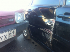 В Волгодонске на Степной «девятка» протаранила «четырнадцатую», выехавшую с автомойки