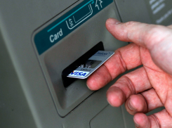 21-летняя волгодончанка украла 100 тысяч рублей с карты пьяного друга, пока он спал 