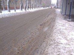 Во время снегопада волгодонские коммунальщики высыпали на городские улицы 254 машины песка