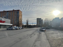 При движении задним ходом водитель сбил женщину на улице Маршала Кошевого