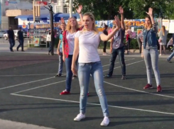 «Молодежь Волгодонска» устроила танцевальный флэшмоб на Комсомольской площади