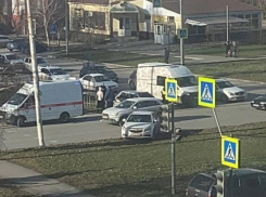 Работают «скорая» и полиция: «Шевроле» протаранил «ВАЗ» на Черникова в Волгодонске 