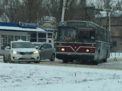 Рога обломали: Троллейбус «Тройка» сломался на круговой транспортной развязке в центре Волгодонска 