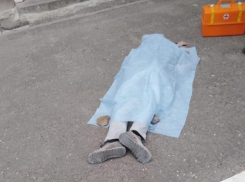  Пьяная волгодончанка не вышла к мертвому любовнику, лежавшему под подъездом 