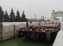 На Цимлянском водохранилище навигацию завершили буксир с баржей