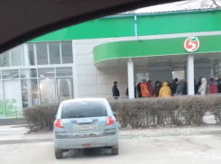 Большая очередь еще до открытия магазина образовалась из-за желания купить сахар