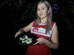 Оксана Петричева готовила вареники в «спартанских» условиях вместе с сыном 
