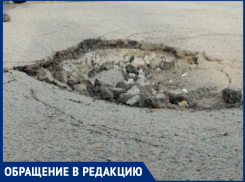 «Провал угрожает дому?»: жители В-8 опасаются быстрорастущей ямы рядом с 10-этажкой