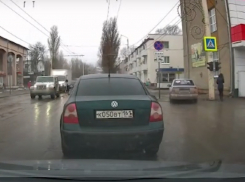 По тротуару в объезд светофора: грубое нарушение таксиста из Волгодонска попало на видео