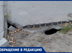 «Ждем, когда кто-то провалится?»: жители Волгодонска напуганы дырой под оживленным перекрестком