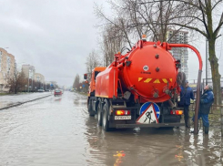 Коммунальщики Волгодонска осушают ливневые канализации города от луж