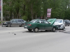 В Волгодонске на Морской «лоб в лоб» столкнулись три автомобиля