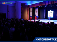 Во время показа фотографий героев, погибших на СВО, зрители в Волгодонске встали в едином порыве