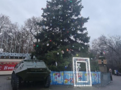 Фотозона за забором и БТР у елки: такой новогодний Волгодонск 