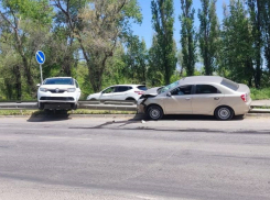 Иномарка вылетела на отбойник в Волгодонске: водителя госпитализировали