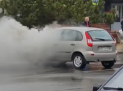 «Лада Калина» загорелась на площади вокзала в Волгодонске