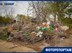 За горами мусора не видно могил: как выглядит «новое кладбище» в преддверии Пасхи