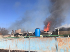 Частные дома полыхают в старой части Волгодонска