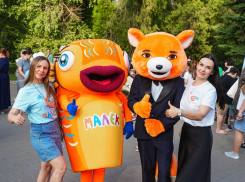 300 порций мороженого и море веселья: школа «IQ 007» и бассейн «Малёк» устроили праздник мечты для детей