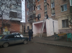 Волгодонца нашли мертвым на подъездном козырьке