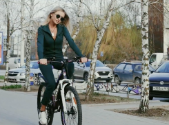 Блондинка из «Блокнота» пересела с машины на велосипед