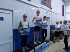 Новые рекорды установили спортсмены в соревнованиях по плаванию в Волгодонске