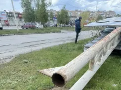   Огромный рекламный щит рухнул от сильного ветра на улице Королёва в Волгодонске