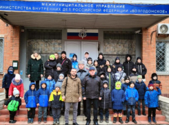 Как работают эксперты-криминалисты, кинологи и сотрудники ГИБДД узнали юные волгодонцы 
