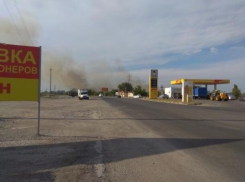 В Волгодонске на Малой Морской вновь загорелась сухая трава