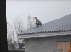 Неадекватный парень с оголенным торсом бегал по крыше института волгодонского филиала МИФИ