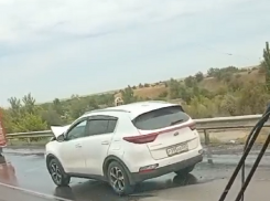 В результате ДТП на мосту через судоходный канал образовалась пробка