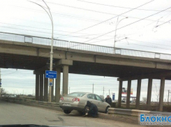 В Волгодонске под мостом повис «Фольксваген Пассат»