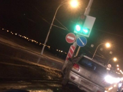 «Мицубиси» врезался в столб на мосту в Волгодонске