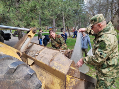 Депутаты и чиновники очистили парк Победы от зимнего мусора 