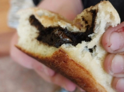 Пирожок с огромным тараканом продали ребенку в столовой школы №24