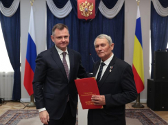 Юрий Слюсарь вручил награды заслуженным труженикам Дона