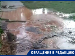 Мощный родник, бьющий из-под земли, затопил двор на Гагарина в Волгодонске 