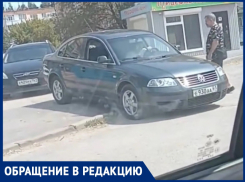 «Пешеход - не столб, обойдет?»: горожанка возмущена дерзкой парковкой водителя на тротуаре