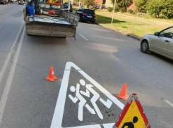Чтобы детей видно было: дорожники нанесли дублирующие знаки по направлению к «зебрам»