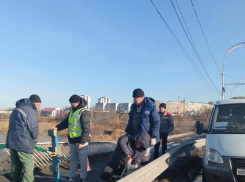 Упавшее ограждение пешеходной дорожки на мосту оперативно восстановили