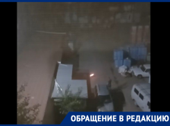 «Он еще дров подкидывает!»: жильцы одного из домов Волгодонска жалуются на ночные костры во дворе