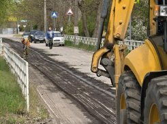 В Волгодонске начали ремонт разбитой дороги в переулке Пушкина